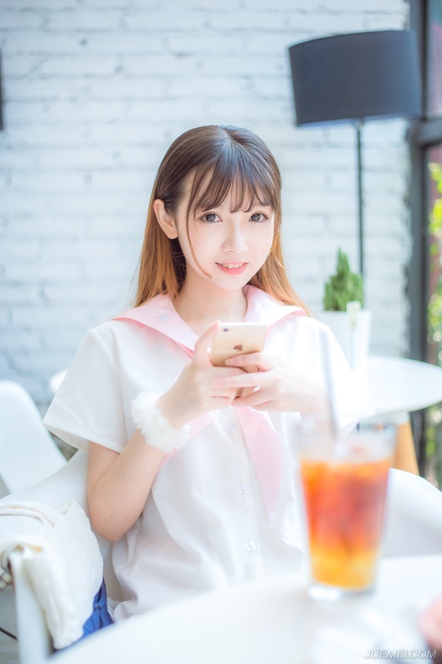 如果知道这些人的想法，估计庞统等人会直翻白眼，江湖上号称三绝的邓展就是被这么个孩子给弄死的，年纪虽然不大，但眼界可不低，吕布对吕征的培养可不仅仅是死读书那么简单，长安城到洛阳，大小衙门这小子都窜遍了，而且每年吕布都会带着吕征去趟塞外，见识一番真正的厮杀，无论是治理地方的实践能力，还是对部队的统帅指挥，扔给他一个县城，未必就比庞统这些牛人做的差，而且是军政皆通的那种。
